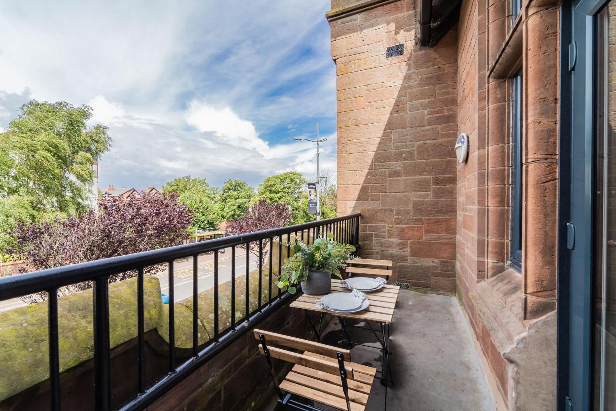 2 The Quadrant Luxury Apartments - Хойлейк Екстериор снимка